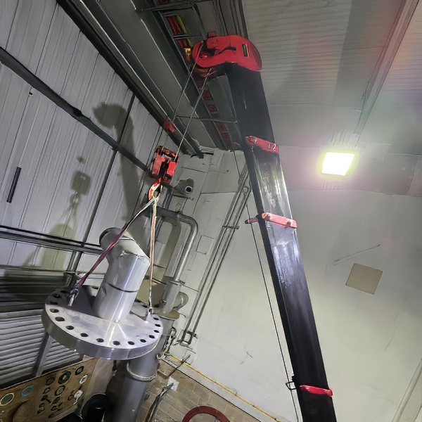 Mini crane lifting a steel machine