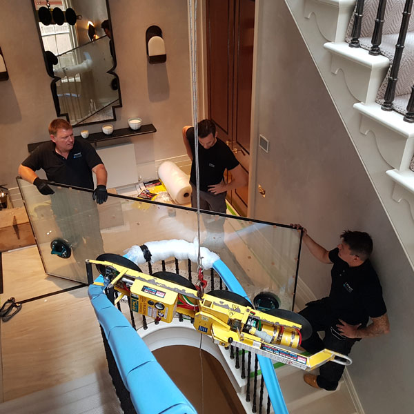 Lifting glass panel with a mini spider crane