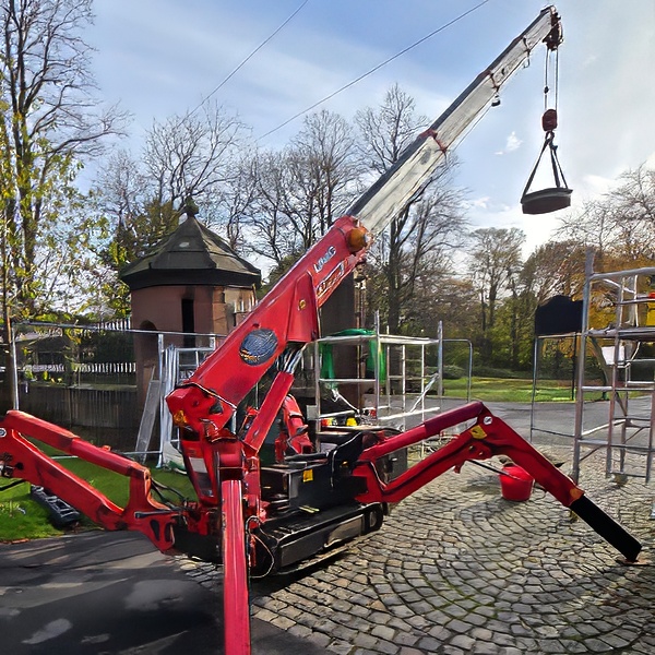 Mini crawler (spider) crane lifting in restricted access as part of a contract lifting service